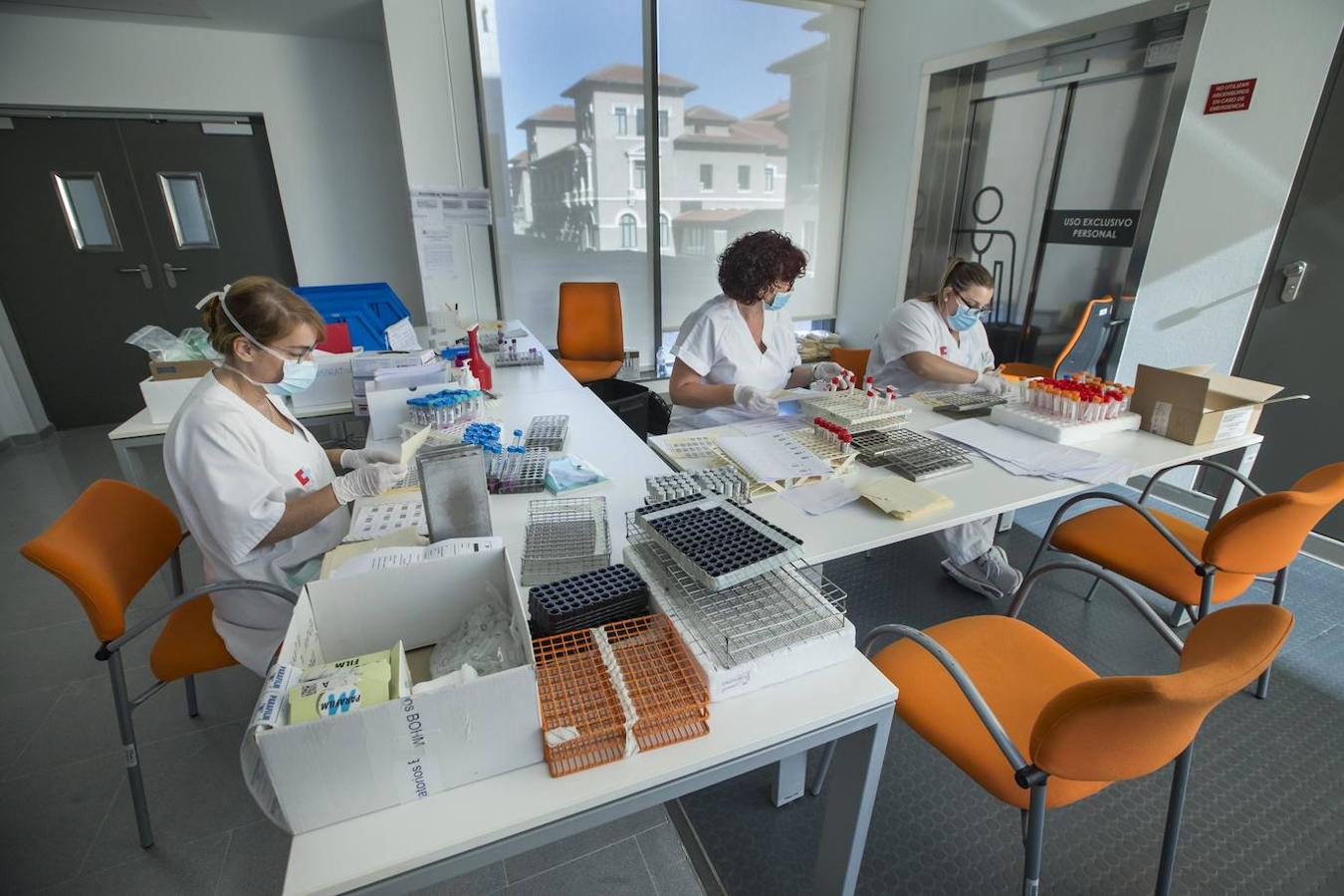 El laboratorio de Microbiología realiza más de 1.500 PCR diarias en busca del patógeno, oculto en un 6% de las pruebas.