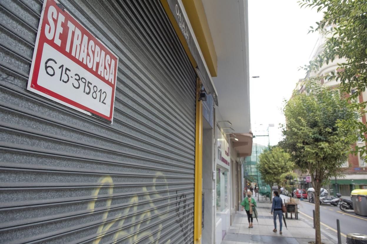 Imagen de un establecimiento comercial de Santander con un cartel colgado donde se anuncia el traspaso.