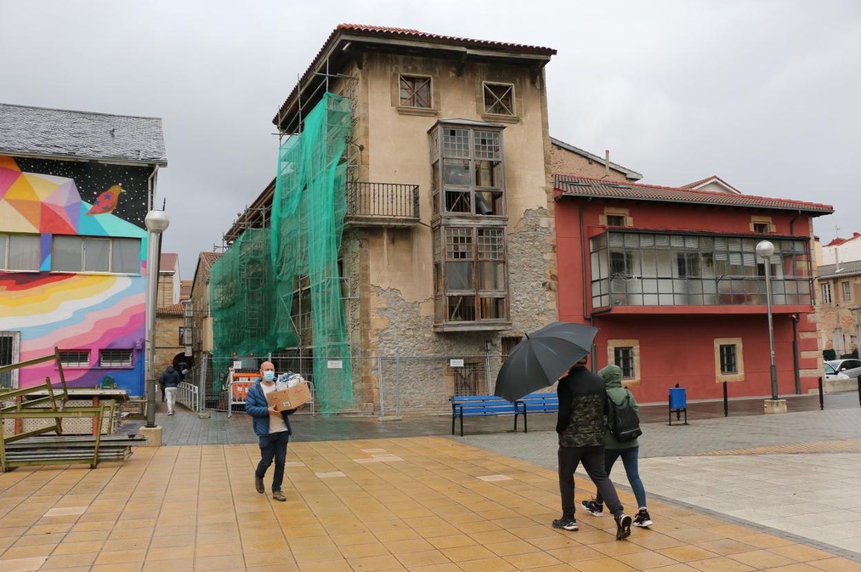 El perímetro del edificio está cerrado y ya se han colocado los andamios de la fachada principal.