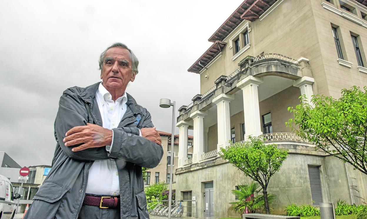 Fernando Cruz, ante uno de los pabellones del Hospital Valdecilla.