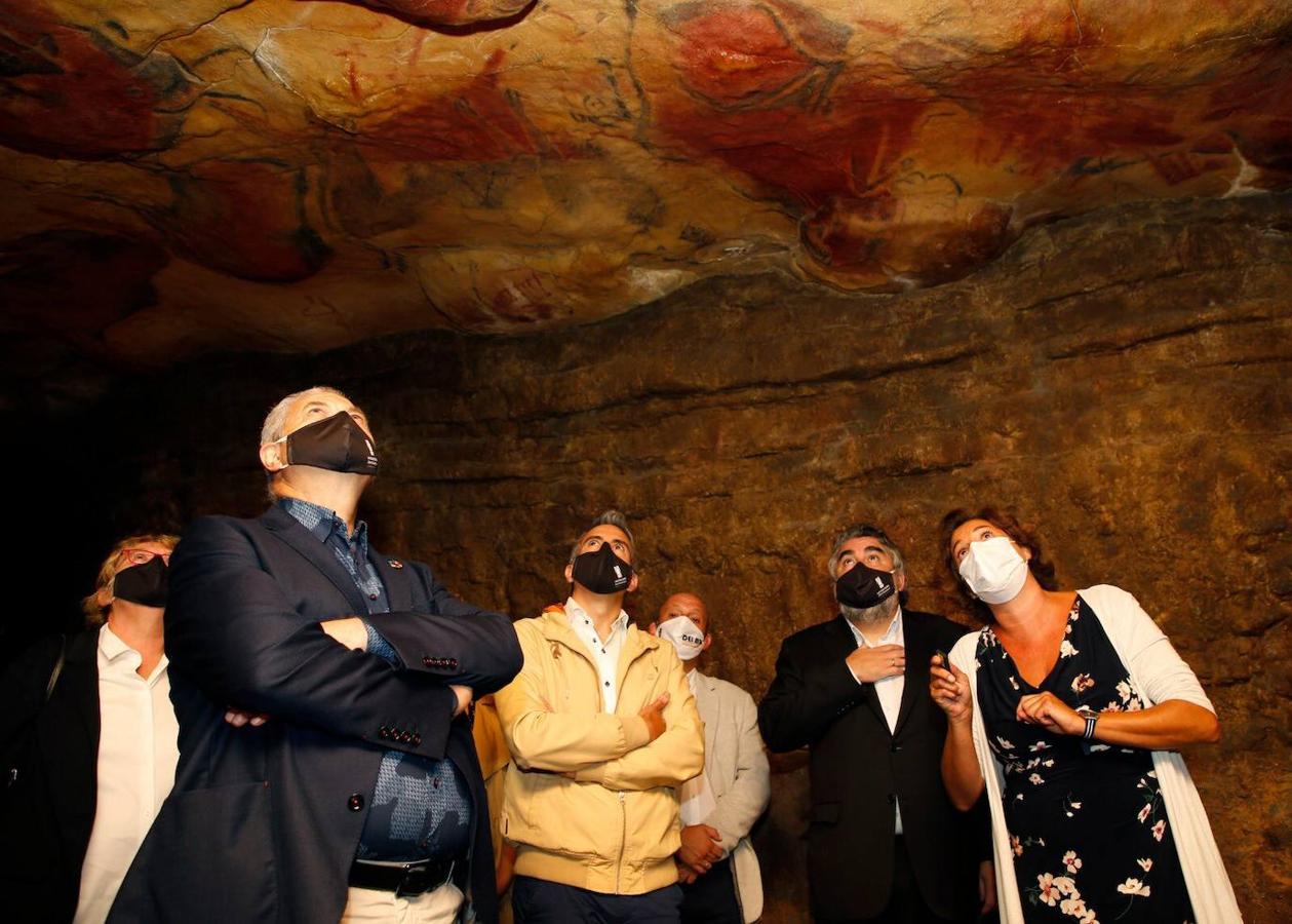 Rodríguez Uribes visitó el Museo y la neocueva, una «prueba de civilización» que muestra la capacidad humana para crear arte en la Prehistoria