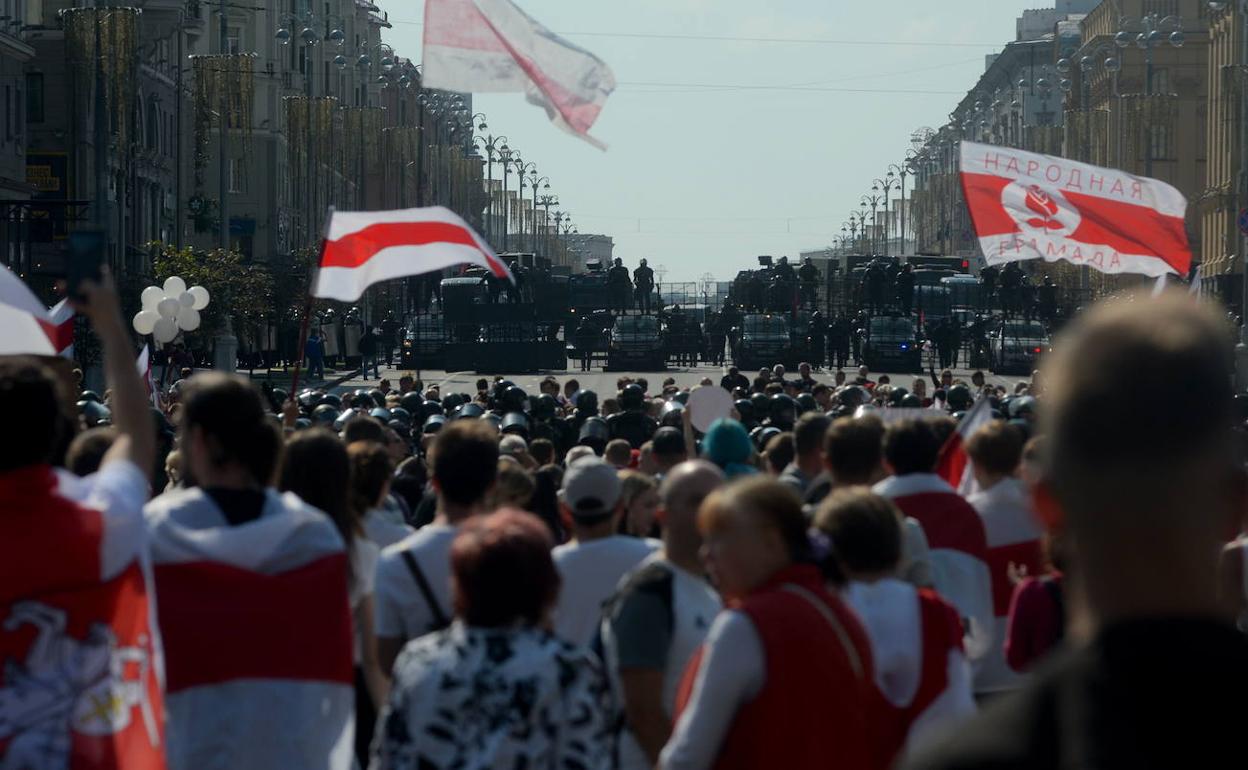 Las taquetas cortan el paso de los manifestantes en Minsk. 