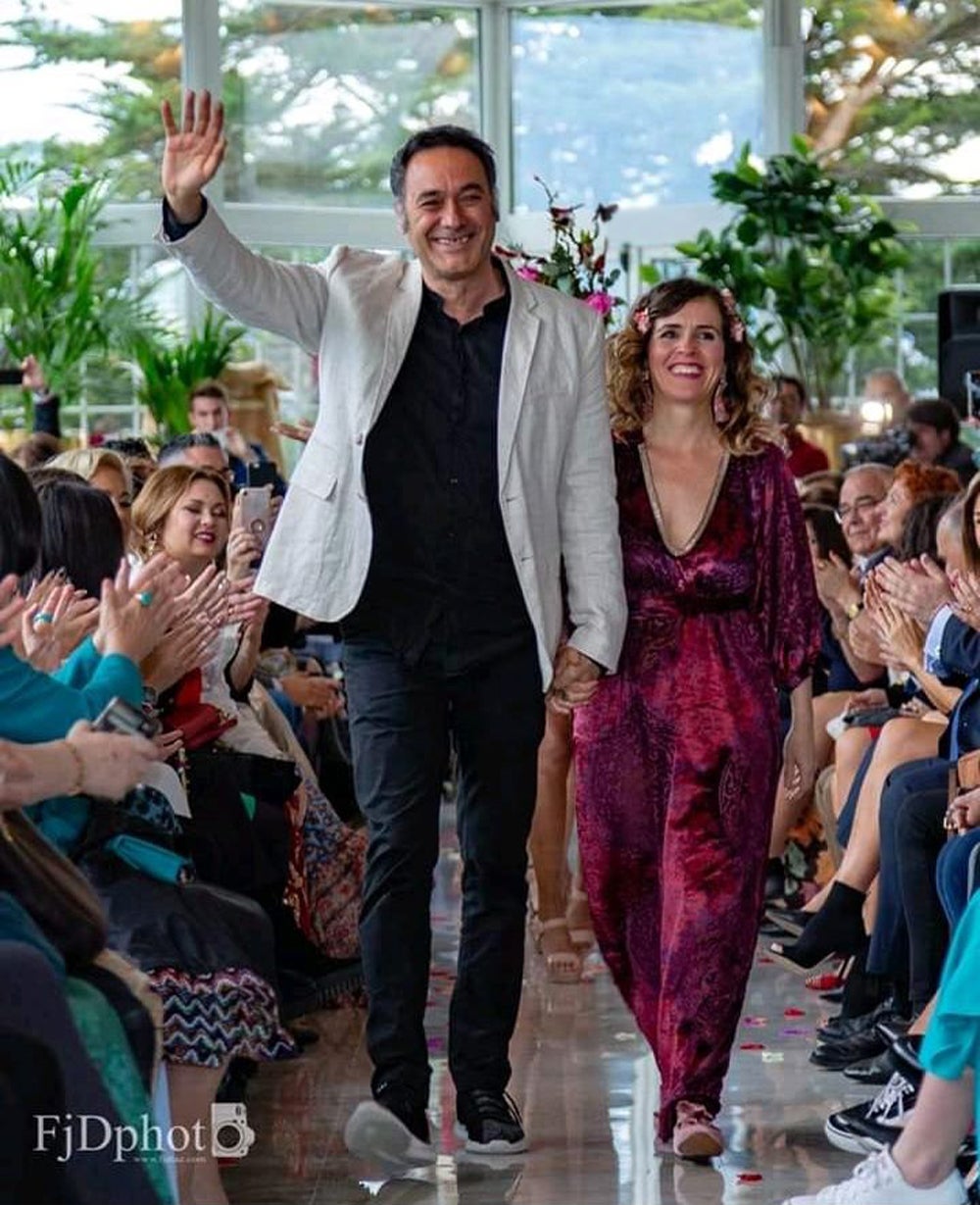 Carmen Muro y Cheward Román saludan tras un desfile en el Hotel Real de Santander.