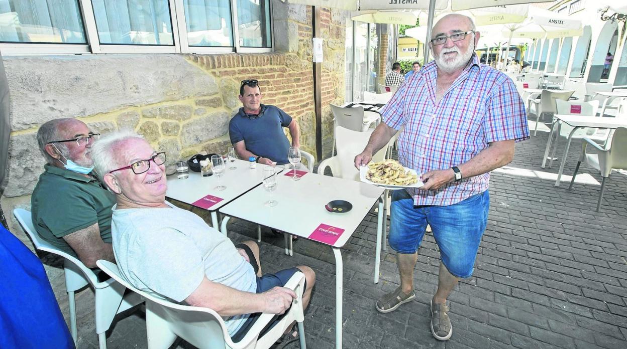 Roberto Costas, junto a un grupo de amigos, tomando el aperitivo.