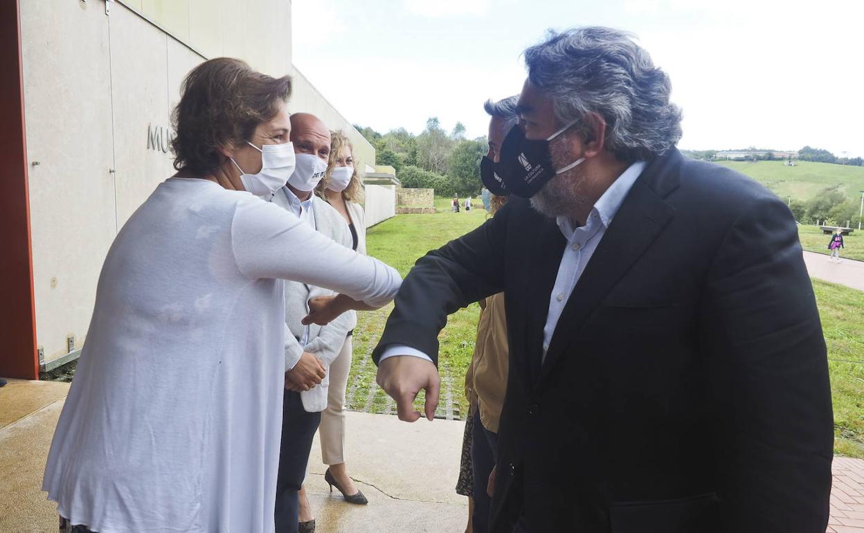 El ministro de Cultura y Deporte, Rodríguez Uribes, saluda a Pilar Fatás el domingo junto al Museo Altamira