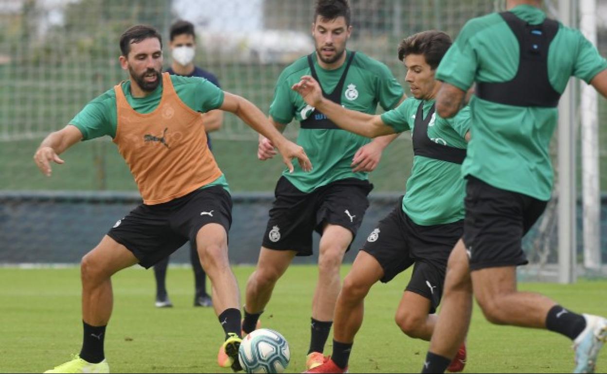 Entrenamiento del Racing este lunes en La Albericia.