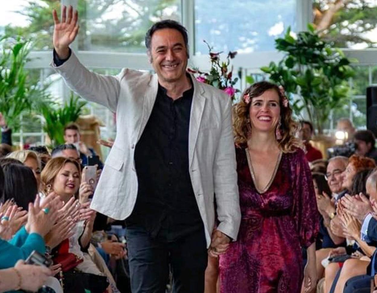 Carmen Muro y Cheward Román saludan tras un desfile en el Hotel Real de Santander.