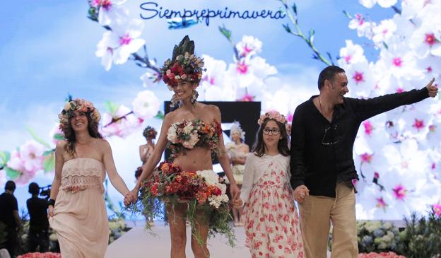 Los creadores cierran su 'fashion-show' en la Moda Adlib de Ibiza.