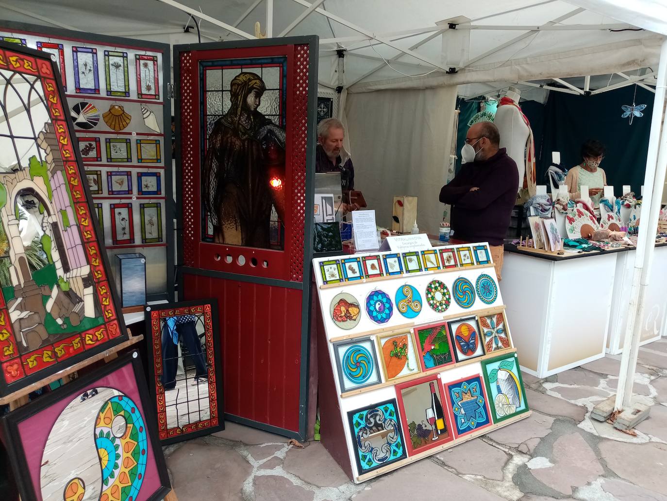 El trabajo manual y laborioso de los artesanos se dejó ver el pasado fin de semana en la plaza castreña de La Barrera.