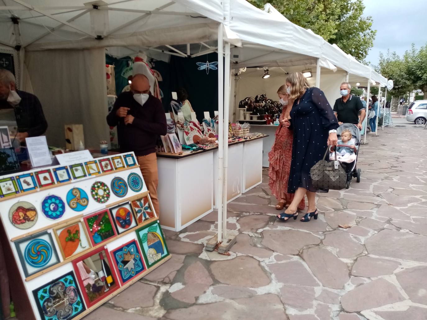 El trabajo manual y laborioso de los artesanos se dejó ver el pasado fin de semana en la plaza castreña de La Barrera.