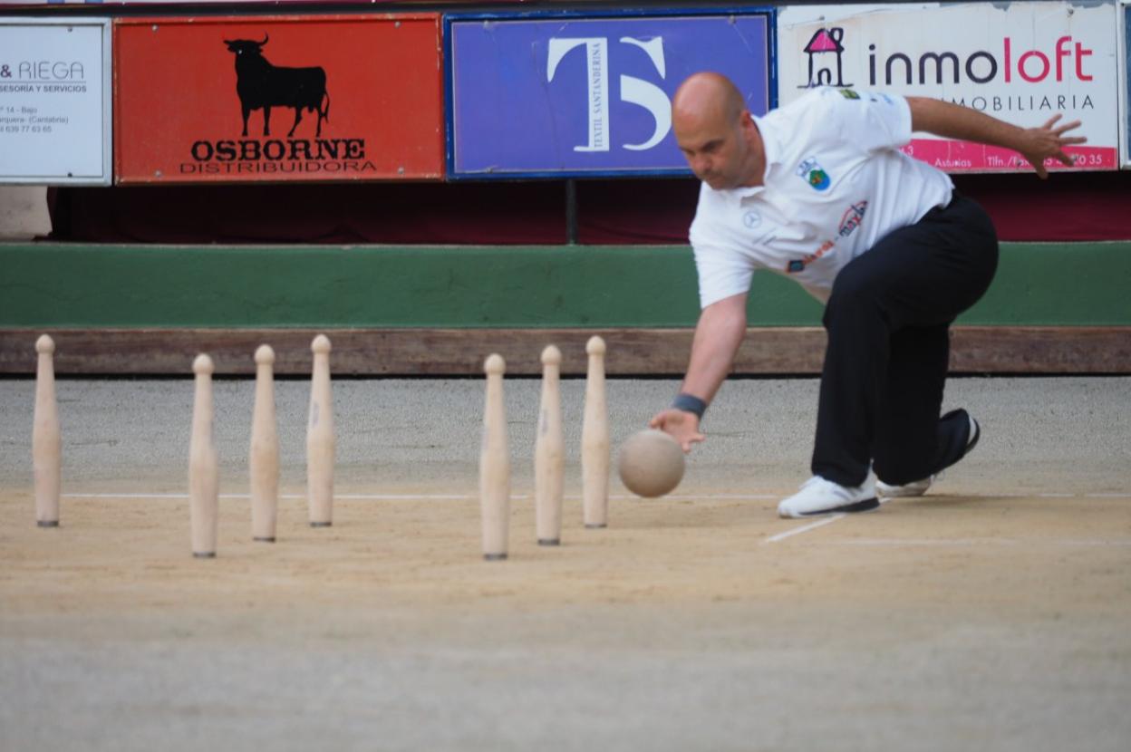 Jesús Salmón ganó el Memorial Calixto García al derribar 124 bolos en la final y hacerlo primero que Víctor. 