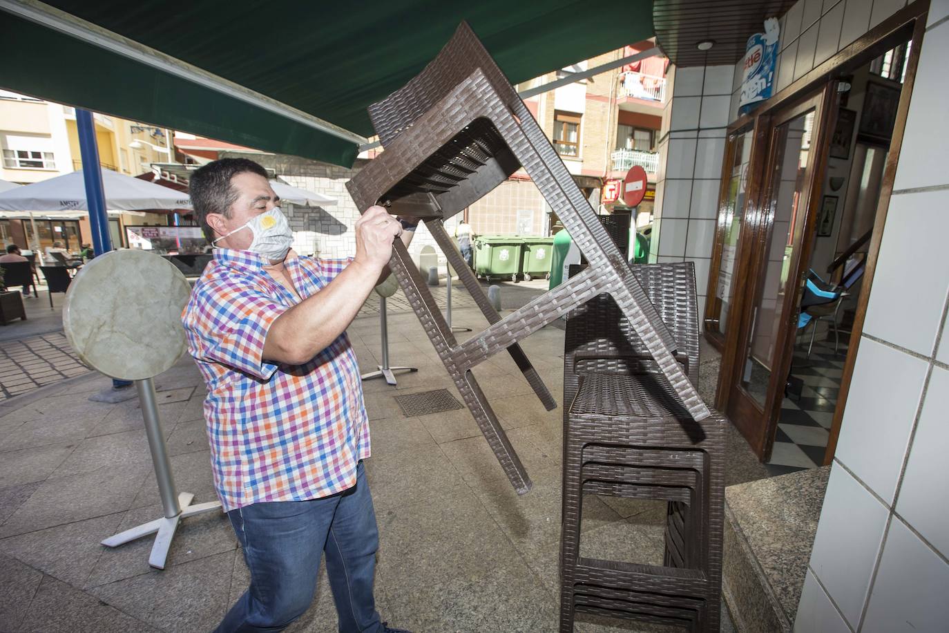 Fotos: Primera jornada de confinamiento en Santoña