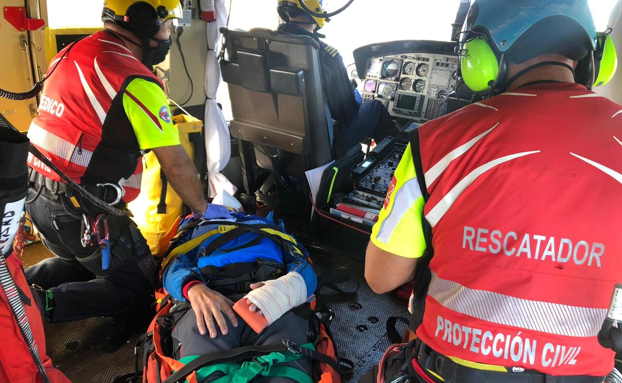 Los rescatadores del 112, junto al herido, en el helicóptero.