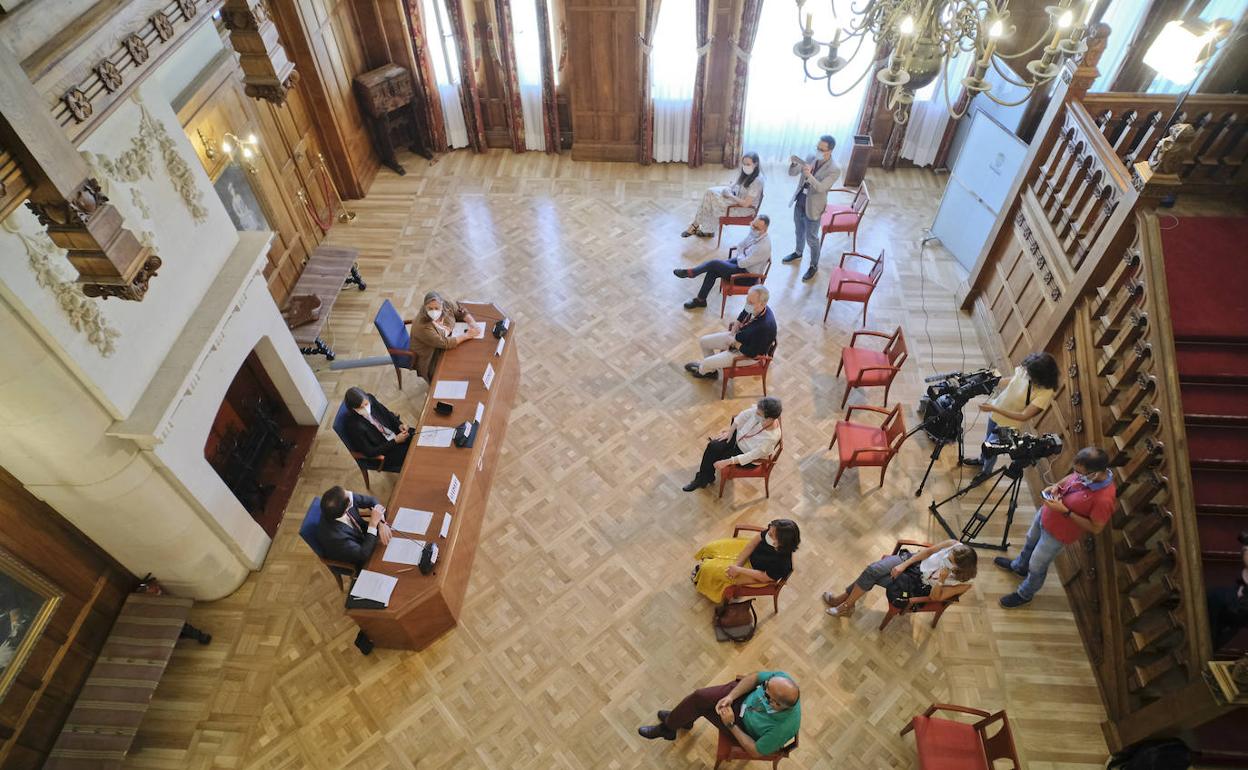 El Hall del Palacio, sin público, albergó una sencilla despedida oficial de los cursos marcados por la pandemia