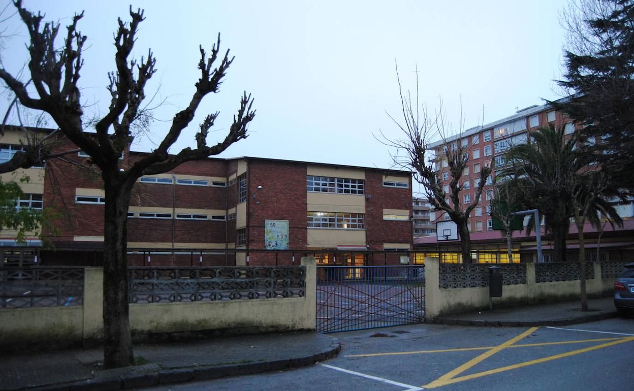 Fotografía de archivo del colegio Juan de la Cosa, en Santoña.