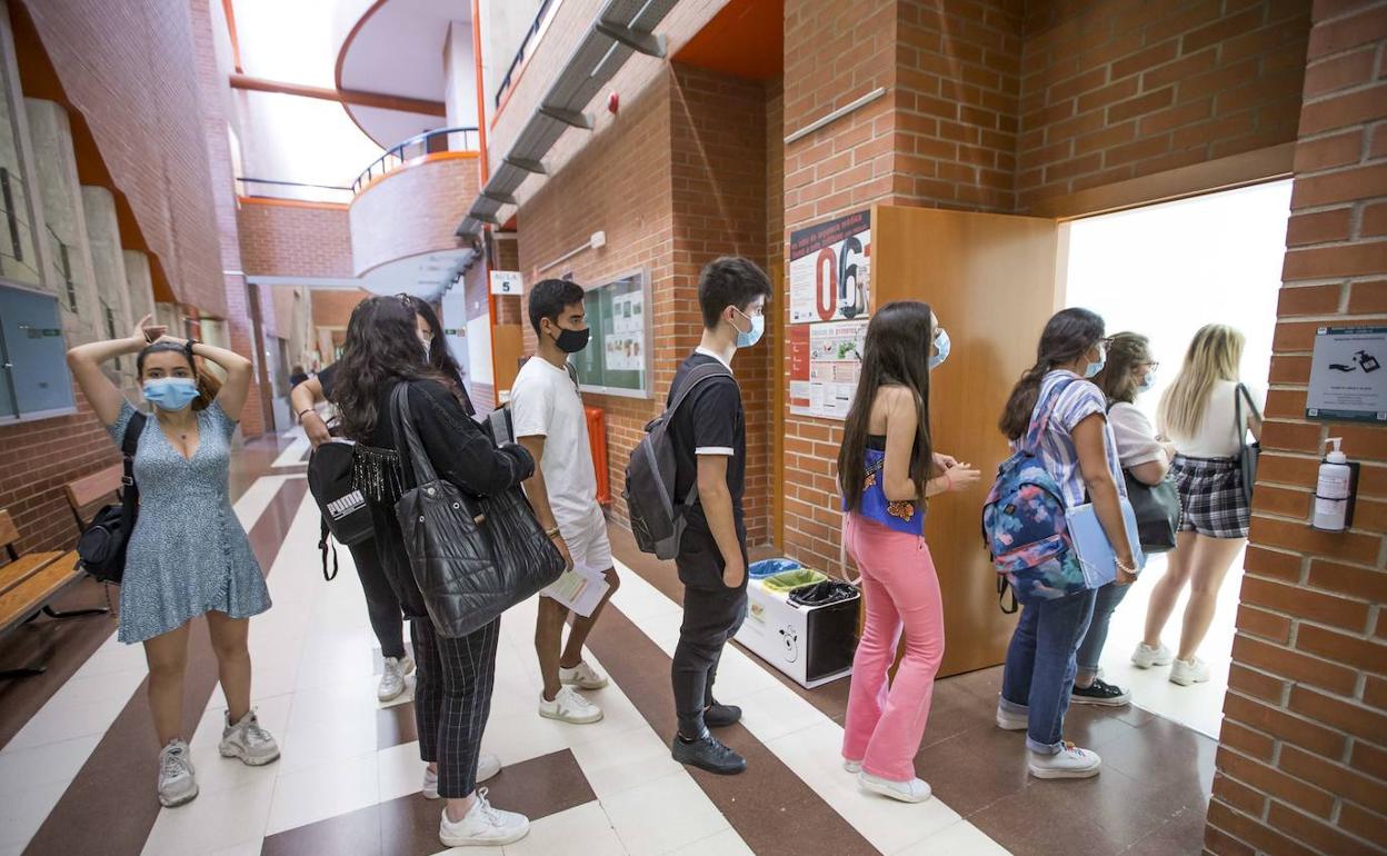 Estudiantes de la UC accediendo a las aulas. 