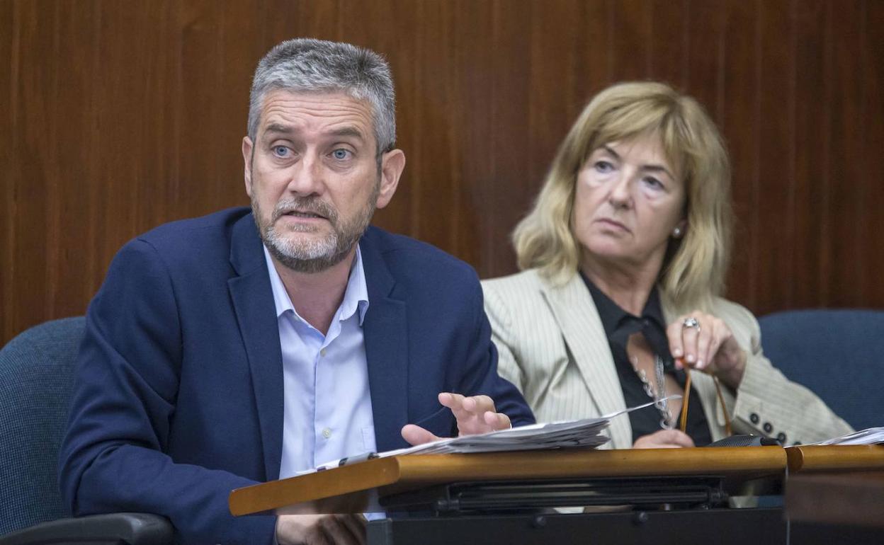 Javier Ceruti y María Luisa Sanjuán, los dos integrantes del grupo Ciudadanos en Santander hasta hoy. 