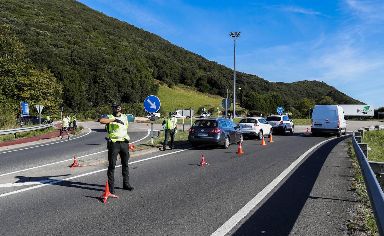 Revilla dice que «no hay riesgo a corto plazo» de confinar otras localidades de Cantabria