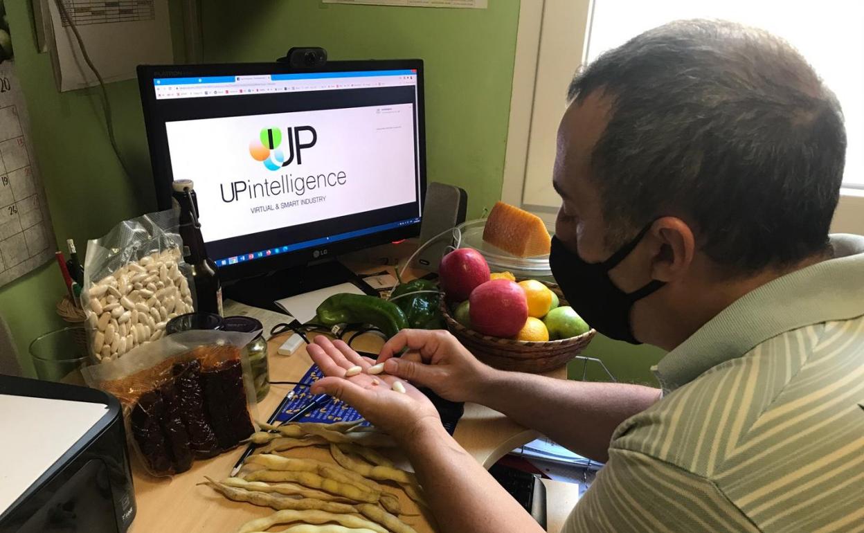 Óscar Cosido trabaja en el prototipo de desgranadora digital para legumbres frescas. DM