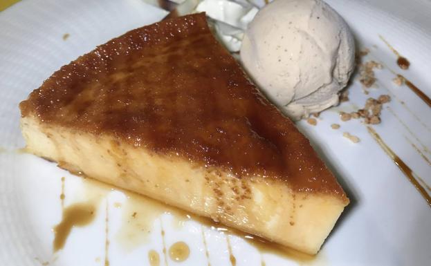 Rica tarta de queso con helado.