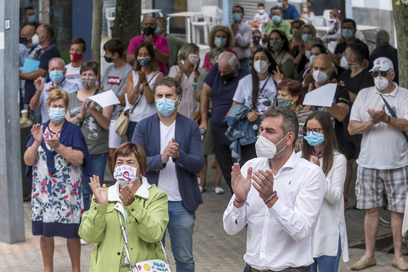 Cientos de padres y vecinos de Santoña se han concentrado en contra de la decisión del Gobierno de Cantabria de abrir mañana, lunes, los centros educativos del municipio.