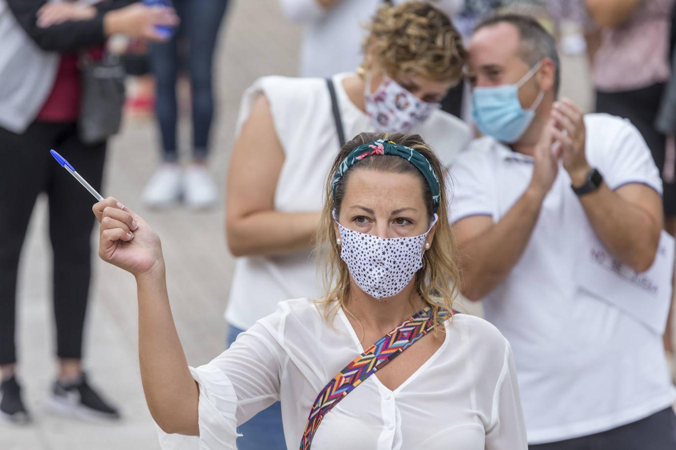 Cientos de padres y vecinos de Santoña se han concentrado en contra de la decisión del Gobierno de Cantabria de abrir mañana, lunes, los centros educativos del municipio.