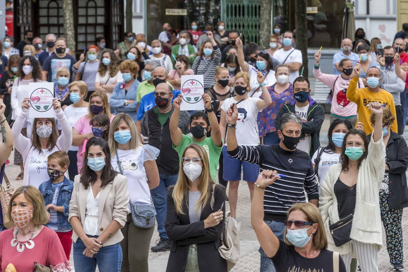 Cientos de padres y vecinos de Santoña se han concentrado en contra de la decisión del Gobierno de Cantabria de abrir mañana, lunes, los centros educativos del municipio.