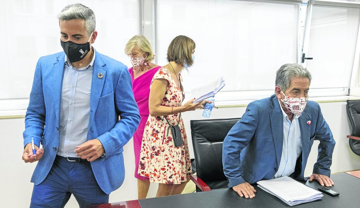 Revilla y Zuloaga, durante una reunión sobre los fondos covid del mes pasado. Detrás, las consejeras Marina Lombó y Paula Fernández. 