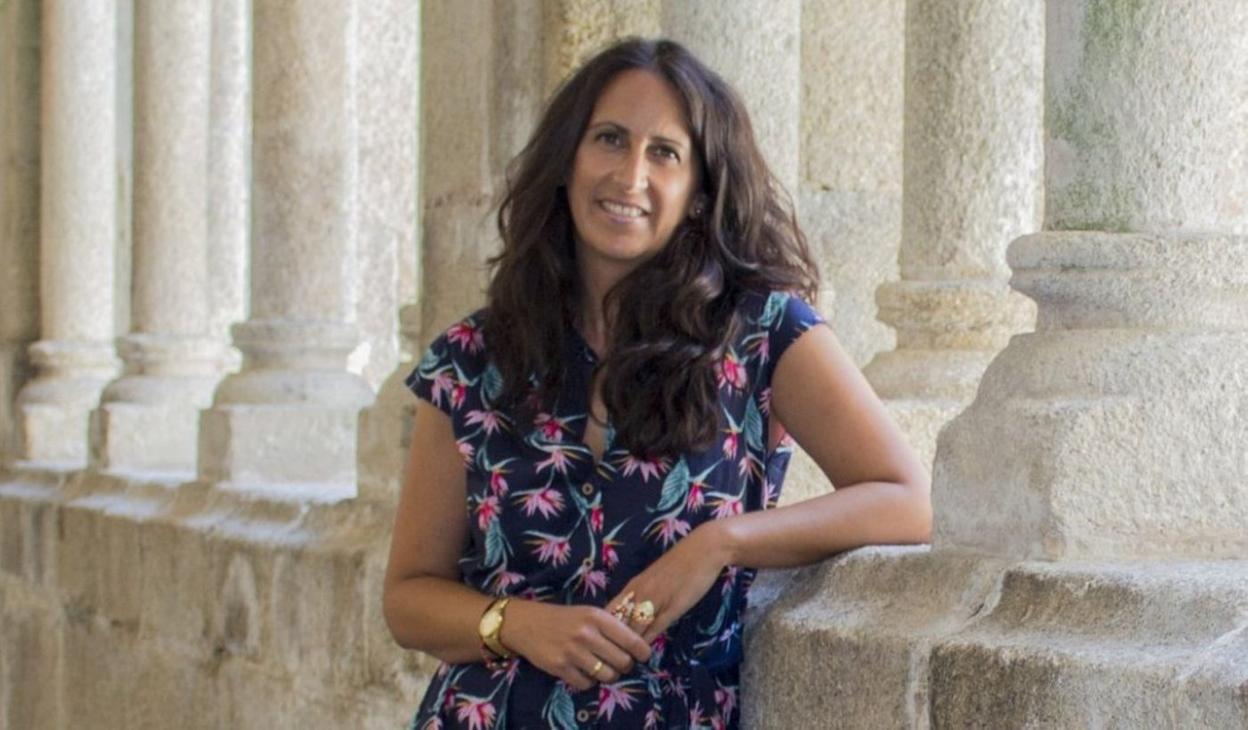 María Oruña, en el claustro del monasterio de Santo Estevo, en Ourense, donde se desarrolla la mayor parte de la trama. 