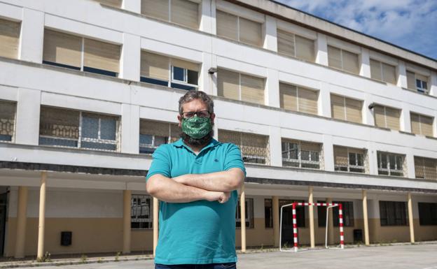 Ildefonso Vázquez, en las instalaciones del IES J. M. de Pereda.