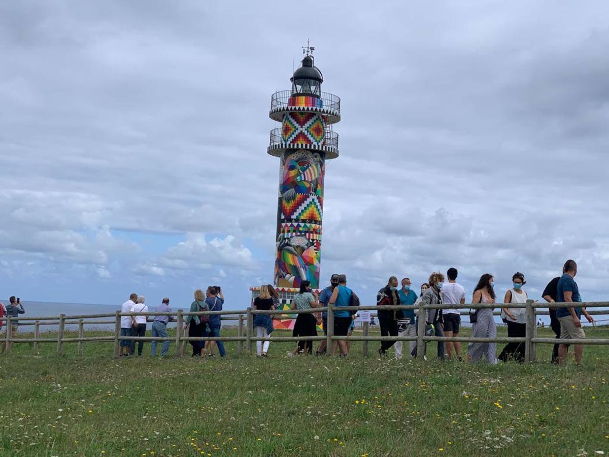 Colas de gente para ver de cerca el faro pintado por Okuda en Ajo