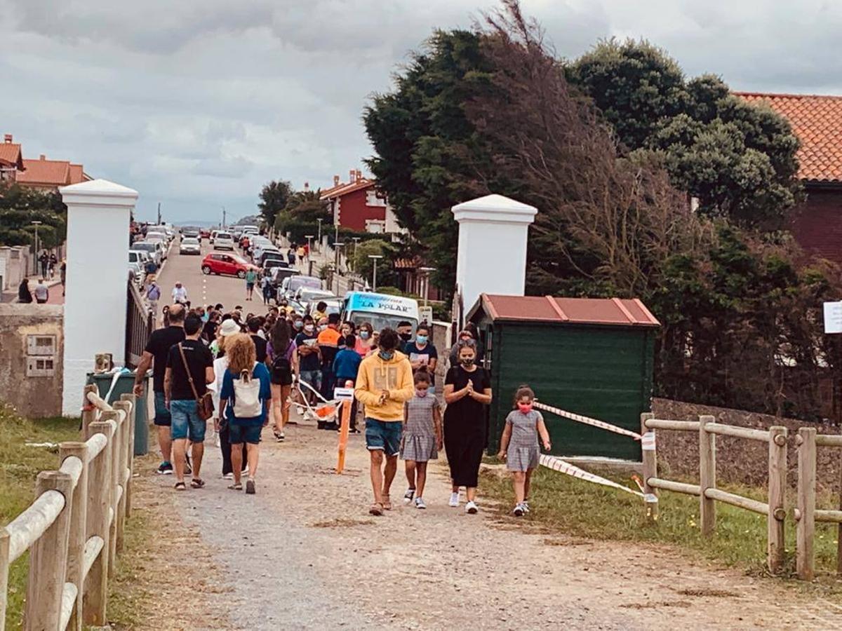 Colas de gente para ver de cerca el faro pintado por Okuda en Ajo