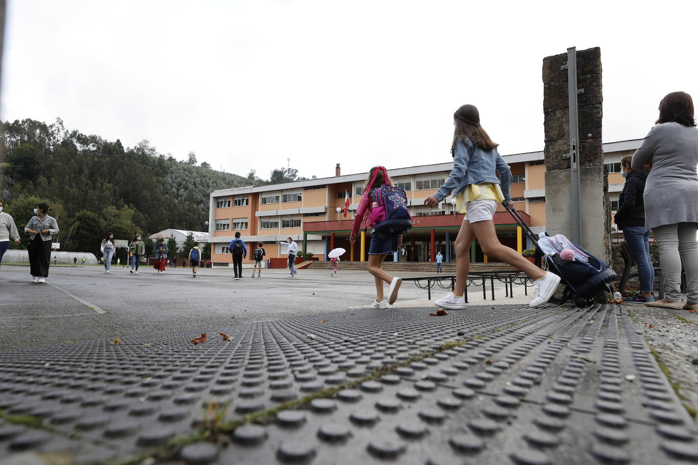 Imágenes de la 'vuelta al cole' en Cabezón de la Sal.