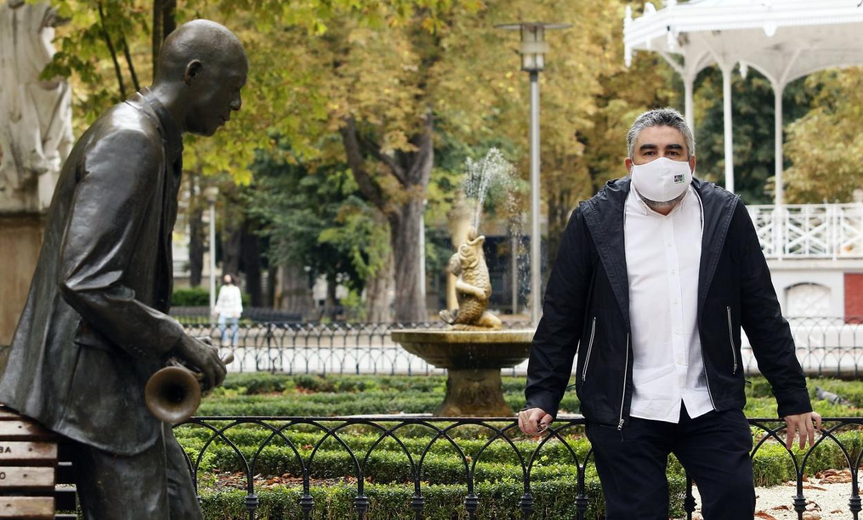 José Manuel Rodríguez Uribes, junto a la escultura al trompetista Wynton Marsalis, en el parque de La Florida en Vitoria.