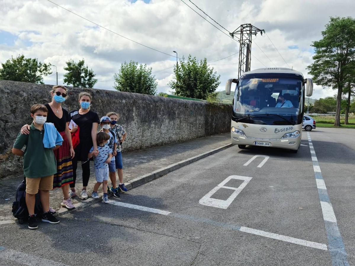 Niños con mascarilla, entradas escalonadas, orden, protocolos y muchas dudas. Así está siendo la 'vuelta al cole' en Cantabria, un día importante marcado por la incertidumbre de la evolución de la pandemia.