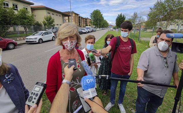 La consejera Lombó, en su visita al colegio Elena Quiroga de Peñacastillo.