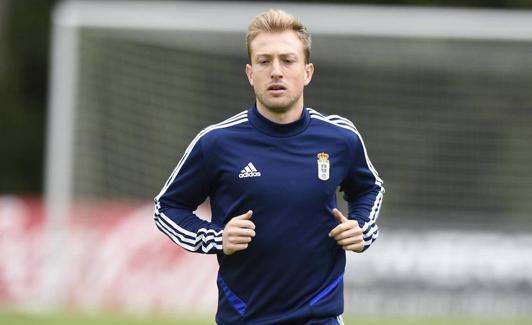 Cortina, durante un entrenamiento con el Oviedo.