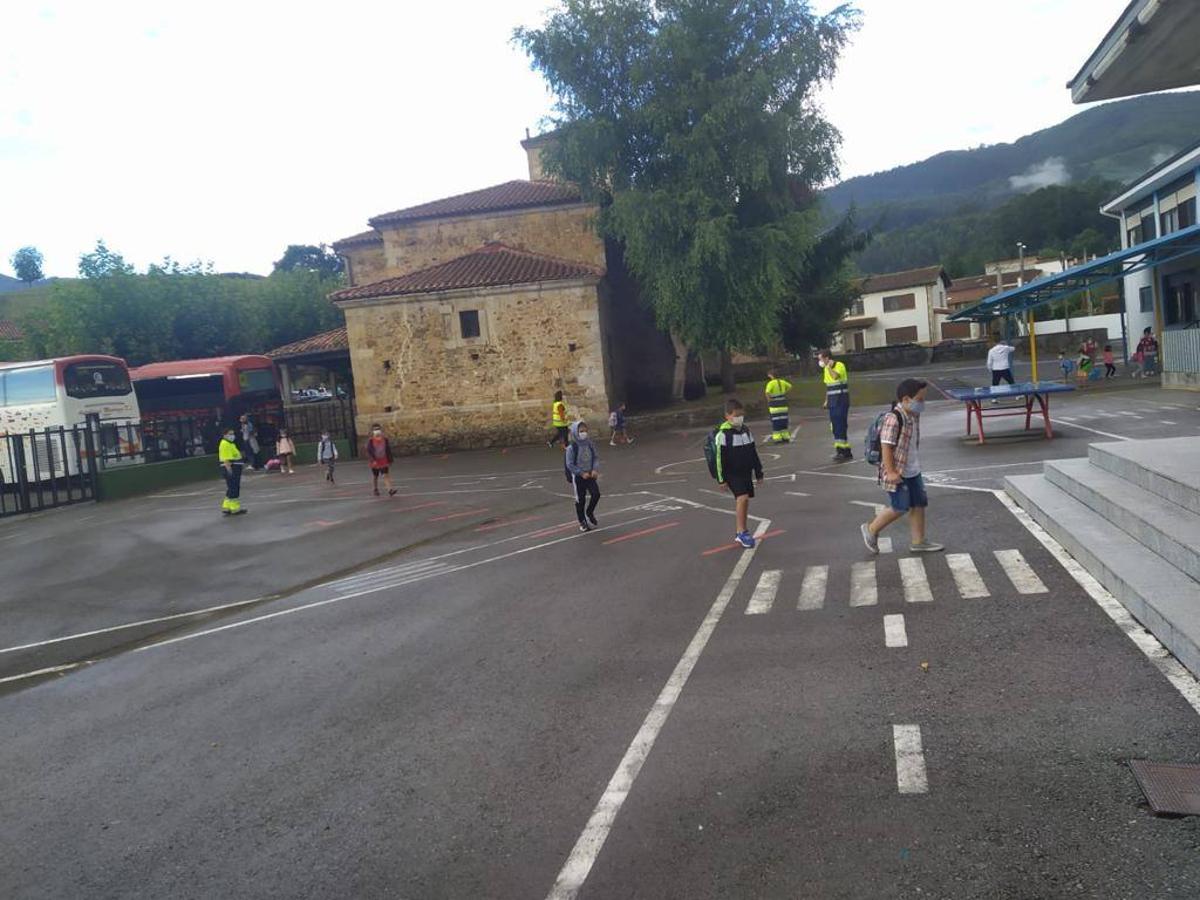 Niños con mascarilla, entradas escalonadas, orden, protocolos y muchas dudas. Así está siendo la 'vuelta al cole' en Cantabria, un día importante marcado por la incertidumbre de la evolución de la pandemia.