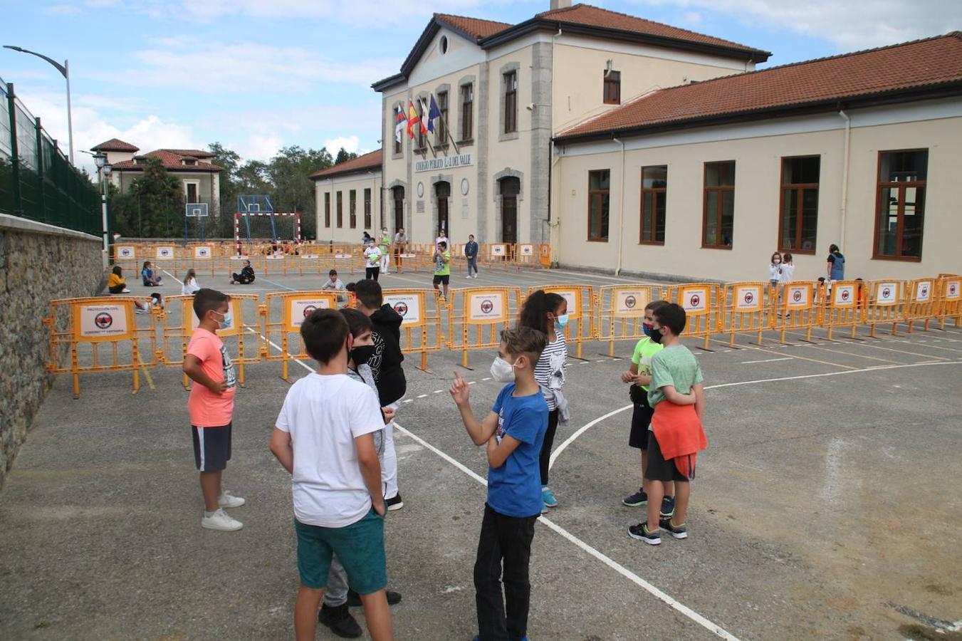 Niños con mascarilla, entradas escalonadas, orden, protocolos y muchas dudas. Así está siendo la 'vuelta al cole' en Cantabria, un día importante marcado por la incertidumbre de la evolución de la pandemia.