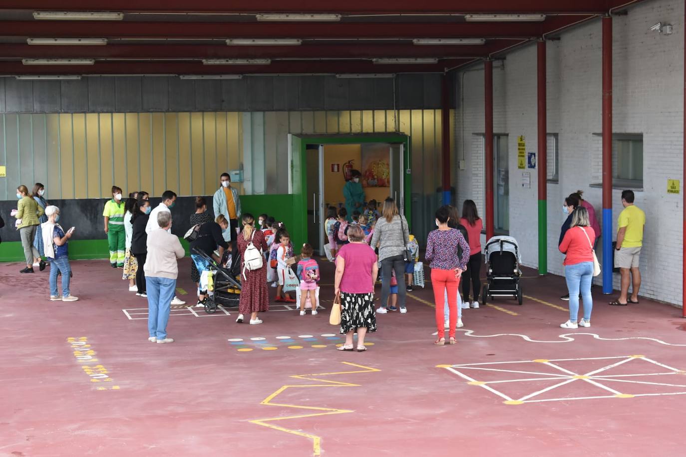 Niños con mascarilla, entradas escalonadas, orden, protocolos y muchas dudas. Así está siendo la 'vuelta al cole' en Cantabria, un día importante marcado por la incertidumbre de la evolución de la pandemia.