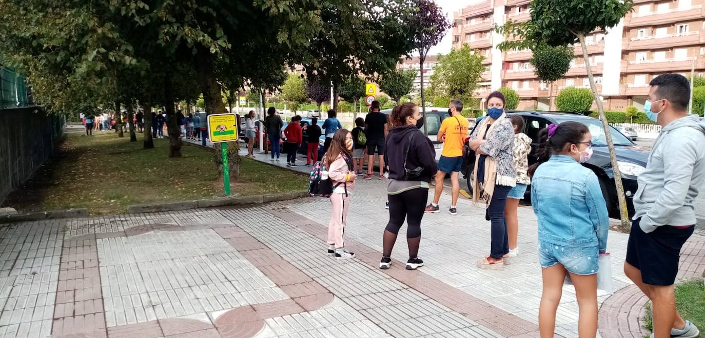 Niños con mascarilla, entradas escalonadas, orden, protocolos y muchas dudas. Así está siendo la 'vuelta al cole' en Cantabria, un día importante marcado por la incertidumbre de la evolución de la pandemia.