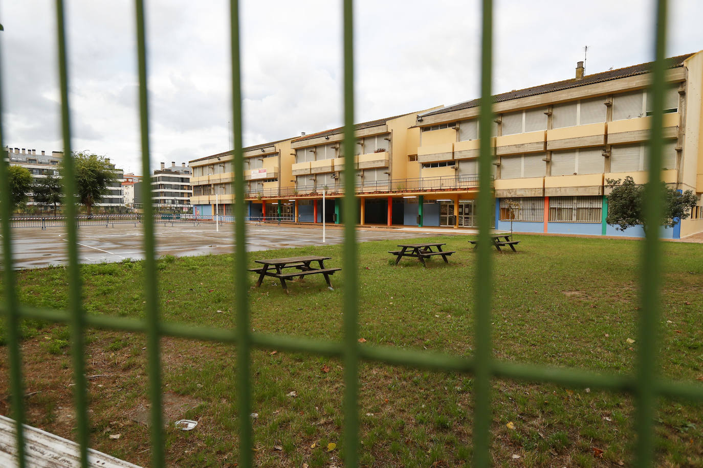 Primer día lectivo en la localidad de Santoña, que permanece confinada por la alta tasa de contagios. La vuelta a clase en esta localidad ha sido complicada, debido a que profesores y padres de alumnos han objetado que mandar los niños a clase fuera conveniente en el actual estado del pueblo.