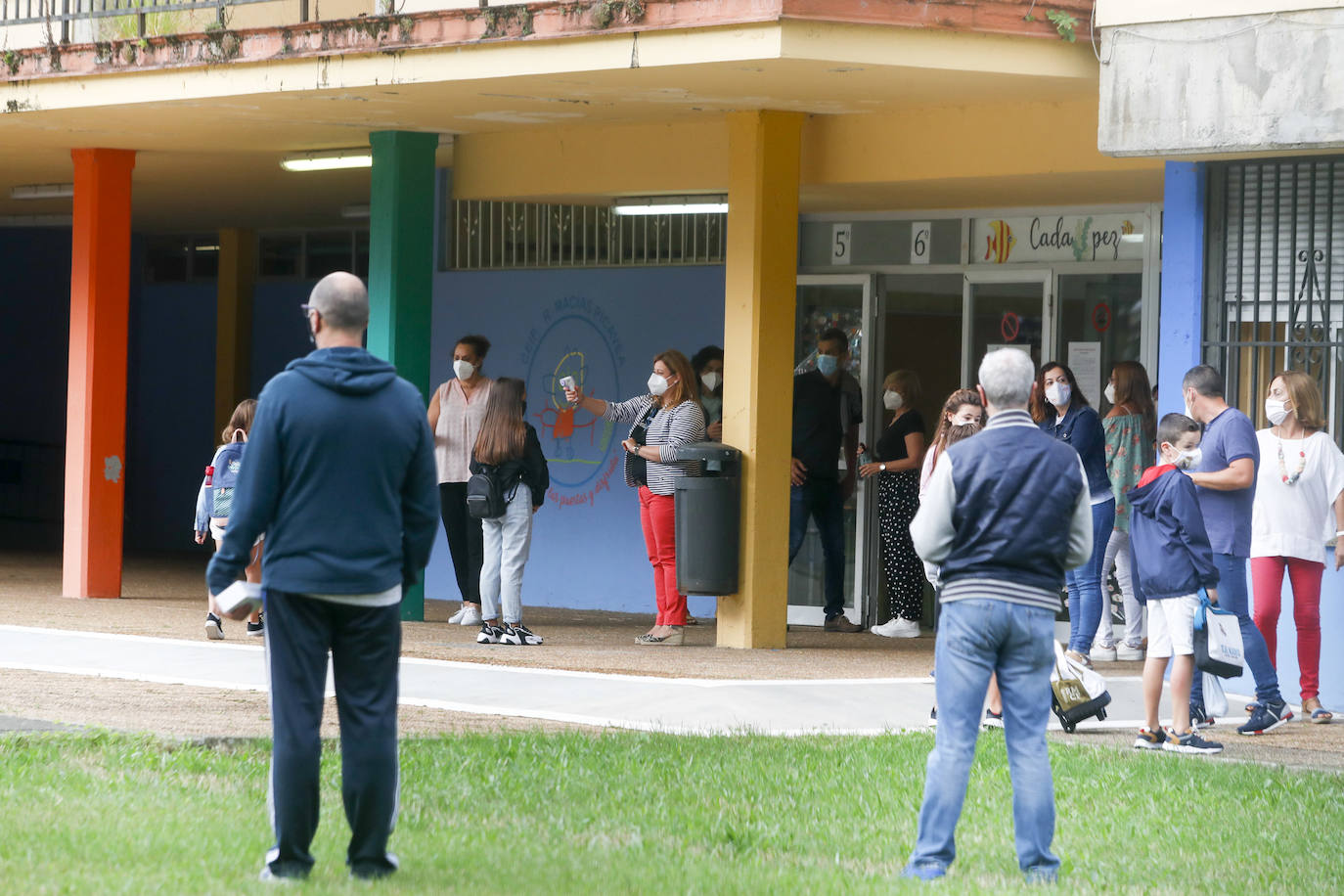 Primer día lectivo en la localidad de Santoña, que permanece confinada por la alta tasa de contagios. La vuelta a clase en esta localidad ha sido complicada, debido a que profesores y padres de alumnos han objetado que mandar los niños a clase fuera conveniente en el actual estado del pueblo.