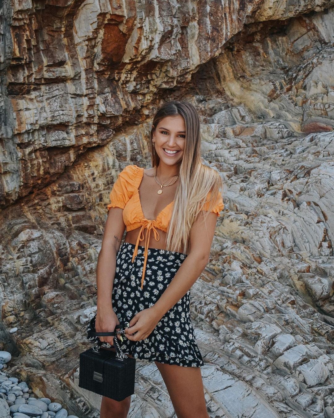 La sonrisa de la joven traspasa la pantalla.