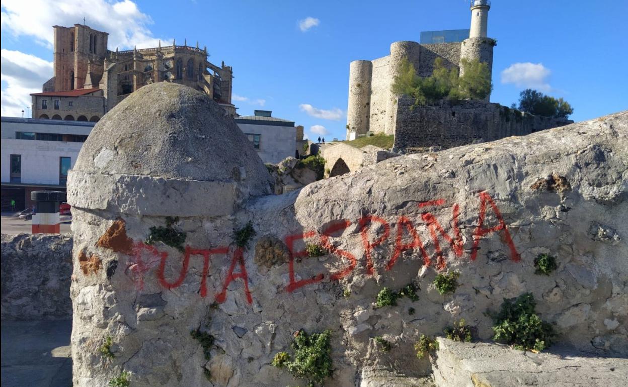 Las pintadas se realizaron en el muro de las escaleras de la ermita de Santa Ana. 