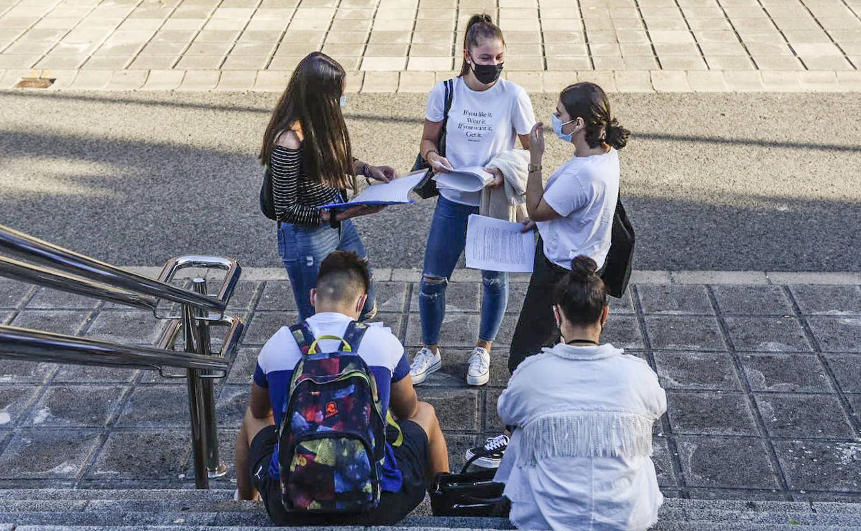 Cinco estudiantes, este martes, repasando en las inmediaciones de la Facultad de Derecho de la UC antes del primer examen de la EBAU.