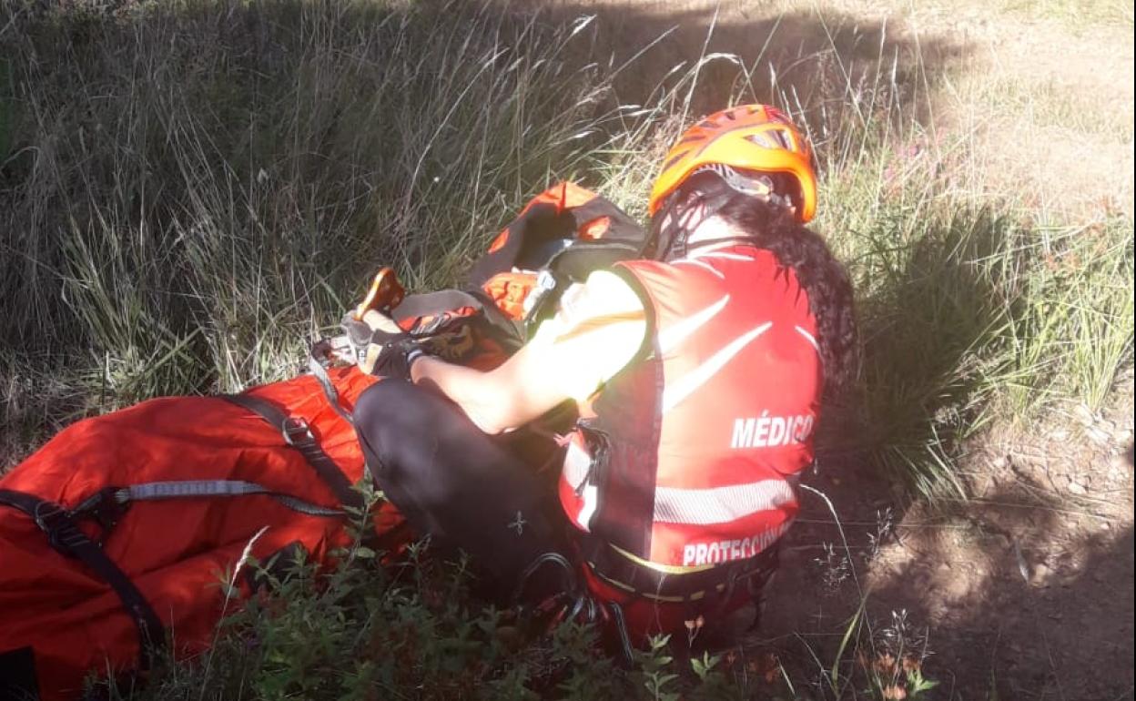 Ua médica atiende a la mujer herida.