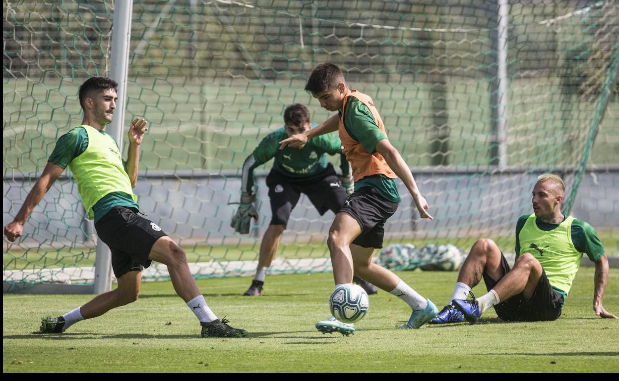 Javi Siverio, con el peto naranja, es una de las esperanzas para el ataque.