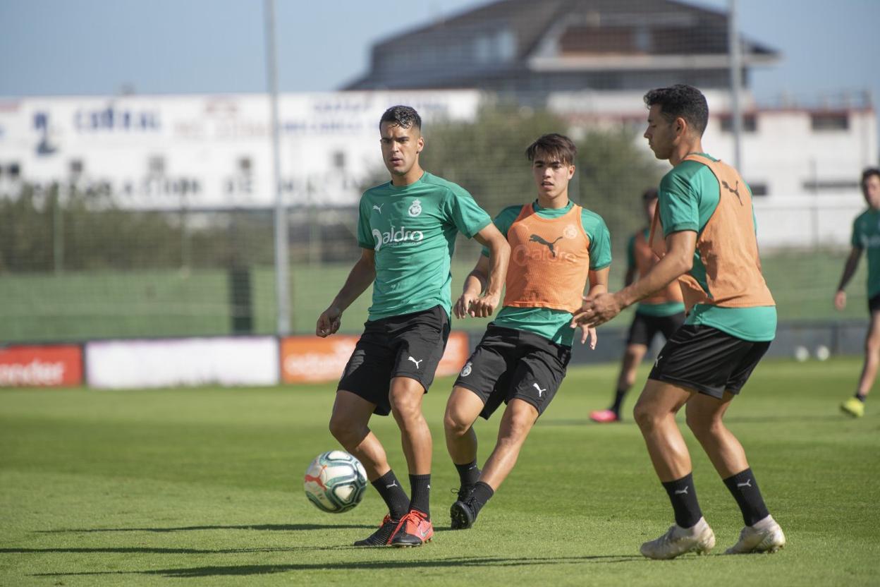 Álvaro Bustos, a la derecha, espera que le llegue el balón. 