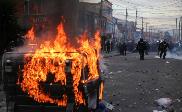 Un contenedor arde en medio de los enfrentamientos en las calles de Bogotá (Colombia).